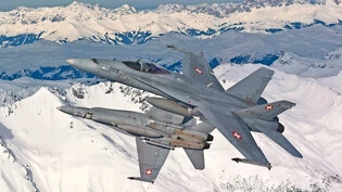 Bereitschaft sicherstellen: Die Luftwaffe – im Bild zwei F/A-18-Kampfjets über Davos – übt Luftpolizei-einsätze auch in ausserordentlichen Lagen. Bild Keystone/Luftwaffe