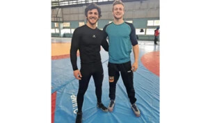 Vorbild: Vom früheren Europameister Surab Datunaschwili aus Georgien kann Sandro Schmid (rechts) viel lernen.