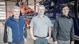 Mit der Helikopterwartung übernimmt die Linth Air Service AG mit Geschäftsführer Martin Stucki (Mitte) auch die zwei dafür zuständigen Mechaniker von der Ruag; Andreas Schilling (links) und Matthäus Dick.