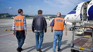 Polizisten bringen einen Ausländer ins Flugzeug: Im Kanton Glarus setzen die Gerichte die Ausschaffungsinitiative der SVP eher rigoros um. 