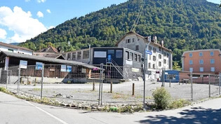 Bereits jetzt alles leer geräumt: Die Miet- und Gewerbebauten der Pensionskasse Graubünden an der Kasernenstrasse warten auf den Abbruch, danach entsteht auf dem Areal eine Überbauung mit 33 Wohnungen.