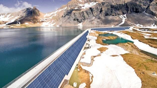 Rückständig? In Glarus Süd plant der Stromkonzern Axpo die grösste Solarstromanlage der Alpen.