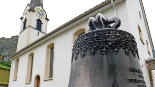 Diese Glocke stört niemanden mehr: Vor der reformierten Kirche Luchsingen stehen zwei der vier Glocken aus dem Jahr 1882; die zweitkleinste ist 1979 gesprungen und wurde ersetzt, die zweitgrösste zwölf Jahre später ausgewechselt.