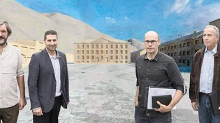 Dank Photoshop stehen Architekt Lando Rossmaier (von links), IG-Vorstandsmitglied Rolf Kohler,  Bauingenieur Markus Küng und IG-Präsident Bernhard Fasser auf dem Zaunplatz, wie er autofrei einst aussehen könnte.