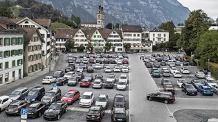 Dem will die Interessengemeinschaft Zaunplatz Tiefgarage ein Ende setzen: Die Autos, die normalerweise auf dem wichtigsten Platz im Kanton Glarus stehen, sollen in ein darunter liegendes Parkhaus verbannt werden.
