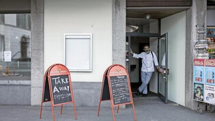 Einer von zahlreichen Härtefällen im Kanton: Das Hotel-Restaurant «Stadthof» in Glarus muss bis auf Weiteres geschlossen bleiben. Erlaubt sind einzig Menüs über die Gasse, was aber bei Weitem nicht ausreicht, um finanziell über die Runden zu kommen.