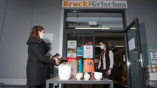 Der Verein «Brocki Grischun» hat verschiedene alternative «Einkaufsangebote» ins Leben gerufen. Unter anderem können Artikel telefonisch bestellt und vor Ort abgeholt werden.