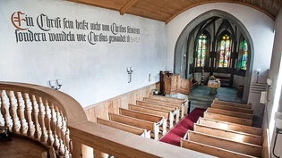 Bald ausgedient: Die fixen Bankreihen in der Felsberger Kirche sollen durch einen grossen Tisch und Stühle ersetzt werden.