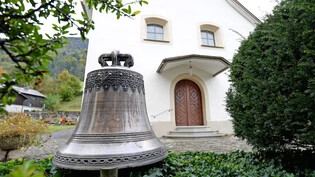 Vor der reformierten Kirche Luchsingen stehen zwei der vier Glocken, die bereits einmal ausgewechselt wurden; das Läuten der übrigen kontert eine Anwohnerin seit fast einem halben Jahr jeweils mit Lärm aus dem Fenster ihres Hauses.