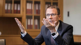 Rolf Widmer will ein spiegelblankes Pult hinterlassen: Der Glarner Regierungsrat wechselt nach 17-jähriger Amtsdauer zur Kantonalbank.
