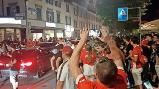 Spontane Feier: Auf der Churer Grabenstrasse herrscht nach dem Schweizer Sieg über Frankreich der Party-Ausnahmezustand