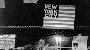 Auf der Suche nach vermissten Personen: «Das ist eines meiner Lieblingsbilder», sagt Jarryd Lowder. Es zeigt, wie Menschen um Angehörige trauern oder nach ihnen suchen, und wurde ein paar Tage nach 9/11 in New York in einem Familienhilfezentrum an der Ecke Lexington Avenue/26th Street aufgenommen. 