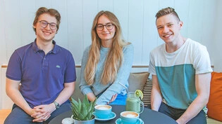 Gianmarco Hodel (links), Venus Mijatovic und Michael Jakober haben   in Glarus das Café «Juice 1» eröffnet.