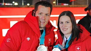 Erinnerungen werden wach: Martin Rios und Jenny Perret «chiflen» sich zu Olympia-Silber.