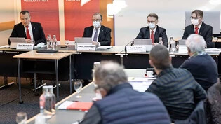 Sie informieren an der Bilanz-Medienkonferenz am Hauptsitz in Glarus und über eine Konferenzschaltung auch virtuell: Sven Wiederkehr (links) ist CEO der Glarner Kantonalbank, Martin Leutenegger (Zweiter von links) GLKB-Verwaltungsratspräsident.