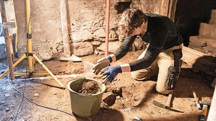 Spannender Einblick: Studierende der Universität Basel beteiligen sich an den Sondiergrabungen in Filzbach.
