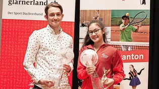 Florian Freuler und Lauren Grüniger haben die Wahl beim Nachwuchs für sich entschieden und freuen sich über die Pokale. 