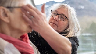 Der Mensch im Vordergrund: Susann Schwitter arbeitet auf der Demenzabteilung des Alters- und Pflegeheims Letz in Näfels.