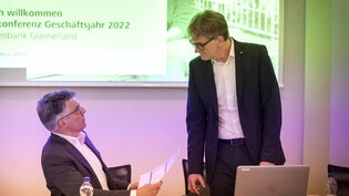 Sie räumen ihre Pulte: Hansueli Leisinger (links) und Stefan Hirt präsentieren zum Wohl letzten Mal an einer Medienkonferenz die Zahlen der Raiffeisenbank Glarnerland zum Geschäftsjahr 2022.