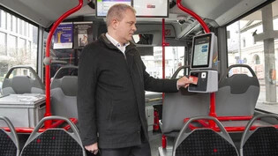 System mit Kinderkrankheiten: Thierry Müller, Abteilungsleiter öffentlicher Verkehr beim Kanton Graubünden, schafft es an diesem Automaten nicht, ein Ticket zu lösen.