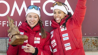 Glückliches Duo: Das Schweizer Bobteam um Anschieberin Mara Morell (links) und Pilotin Melanie Hasler bejubelt den Podestplatz am Heimweltcup in St. Moritz.