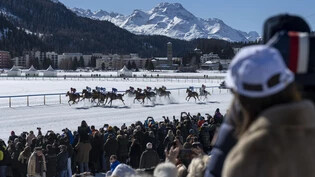 Grosses Interesse: Viele Fans verfolgen die Pferderennen auf dem zugefrorenen St. ​Moritzersee.