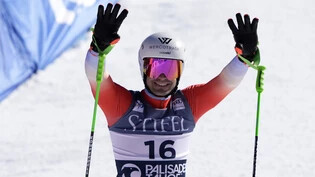 Strahlender Skirennfahrer: Thomas Tumler streckt beide Hände vor Freude in die Höhe – es könnte für ihn momentan kaum besser laufen.