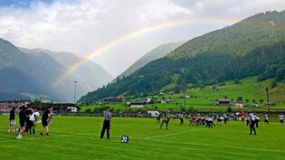 Ein gelungener Anlass: Rund 250  Zuschauerinnen und Zuschauer verfolgen die erste American-Football-Partie der Glarus Orks auf Glarner Boden begleitet von einem zwischenzeitlichen Auftritt eines Regenbogens. 