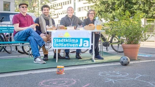 Auf einem Parkplatz: Andi Schnoz, Simon Gredig, Richard Walder und Anita Mazzetta (von links) informieren über die Entstehung und Zielsetzung der Stadtklima-Initiative. 