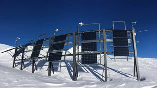 Seit 2017 im Testbetrieb: Die sechs gegen Süden ausgerichteten Fotovoltaikmodule im Davoser Parsenngebiet dienen der Forschung.