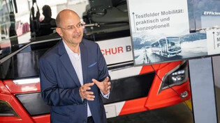 Kurz vor der Testfahrt: Unternehmensleiter Ralf Kollegger berichtet vor einem Elektrobus im Depot am Hauptsitz in Chur von den Höhepunkten und Rückschlägen im vergangenen Jahr.