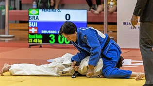Alles im Griff: Carmen Brussig (in Blau) besiegt in Brasilien die Einheimische Giulia Pereira.