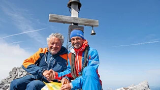Handshake auf dem Gipfel: Andrea Bettiga (links) und Richard Bolt nutzen das Vrenelisgärtli als Freiluft-Büro.