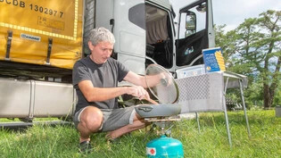 Sein zweites Zuhause: Lkw-Fahrer Zdravkov Svetoslav bereitet das Mittagessen auf dem mitgebrachten Gaskocher vor – es gibt Pasta mit Tomatensauce.