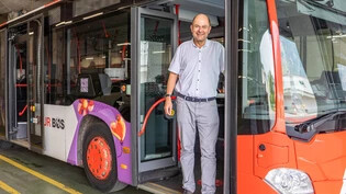 Transport und Werbung: Ralf Kollegger, CEO der Bus und Service AG, präsentiert stolz den für die Churer Schlagerparade designten Bus. 