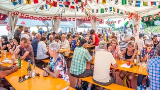 So lässt sich «la Svizra» feiern: im Festzelt auf dem roten Platz neben der Mehrzweckhalle am Bauernmarkt in Surcuolm.