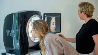 Kosmetikerin Sara Cantieni (rechts) untersucht mittels dem Hautanalyse-Systems Visia die Haut von Monia Rosenow. 