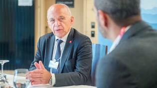 Finanzminister Ueli Maurer gibt im Mai 2022 am WEF in Davos dem «Südostschweiz»-Wirtschaftsjournalisten Stefan Schmid ein Interview.