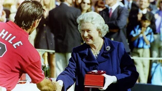 Siegerehrung: Im Jahr 1991 kam Theo Gstöhl der Queen und dem Captain des Siegerteams am Queens-Cup als Fotograf sehr nahe.