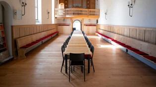 Ein Tisch und Stühle statt Kirchenbänken: Mit der Umgestaltung der Kirche geht Felsberg schweizweit neue Wege.