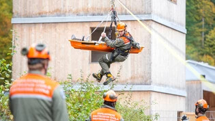 Rettungsaktion: Bei der Einweihung der neuen Übungs- und Ausbildungsanlage Meiersboden in Chur wird eine verletzte Person aus dem dritten Stock gerettet. 