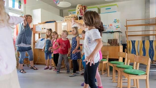 Spielend lernen und lehren: Kindergartenlehrpersonen verdienen im Kanton Graubünden weniger als Primarlehrpersonen. Einzig in Pontresina sieht das anders aus. Seit dem 1. September herrsch dort Lohngleichheit.