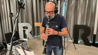 Musikalisches Erbe: Der bekannte Klarinettist Jon Domenic Janett nimmt im Studio von RTR seinen Part für das Olma-Lied «La sera sper il lag» auf.