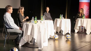Hanspeter Gubelmann, Joana Heidrich und Reto Hug (von links) erzählen am Sportforum, moderiert von Regula Späni, aus ihren «Innenleben». 