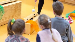 Darum geht es: In einer musikalischen Grundschule in einer ersten Primarklasse in Chur lernen die Kinder einfache Melodien.