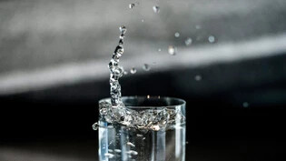 Erfrischend und gut: Das Trinkwasser im Glarnerland ist mikrobiologisch nicht verunreinigt.  