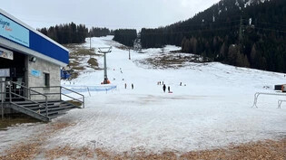 Nur noch ein wenig schlitteln: In Splügen musste der Skibetrieb eingestellt werden – der Blick von der Talstation aus ist trist.