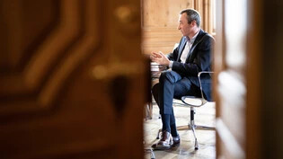 Gibt einen Einblick in die Fusionsstrategie: Regierungsrat Martin Bühler in seinem Büro in Chur.