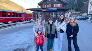 Symbolischer Ort der Ankunft und des Abschieds: Tanya mit Volodymyr, Valentin, Katya und Polina (von links) posieren am Bahnhof in Tavanasa, von wo aus sie in den vergangenen Monaten so manche Reise antraten. 