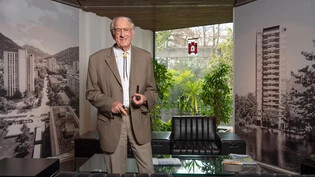 90 Jahre alt geworden: Der Churer Architekt Thomas Domenig posiert im Foyer der Domenig Architekten AG im Lacuna in Chur.